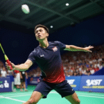 Joueur de badminton français en pleine action lors d'un match international