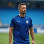 Joueur de football du FC Porto en maillot bleu et blanc lors d'une séance d'entraînement sur la pelouse du stade