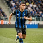 Joueur de l'Inter de Milan en plein sprint sur le terrain en Serie A, maillot rayé noir et bleu visible