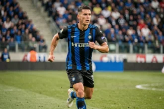 Joueur de l'Inter de Milan en plein sprint sur le terrain en Serie A, maillot rayé noir et bleu visible