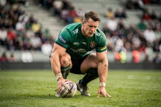 Joueur de rugby professionnel ramassant le ballon lors d'un match de H Cup 2026 dans un stade européen