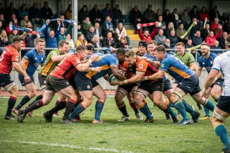 Match de rugby Fédérale 1 Poule 3 avec une mêlée disputée entre deux équipes sur un terrain gazonné