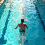 Nageur vu de dessus dans une piscine intérieure lumineuse avec smartwatch