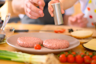 Steaks hachés maison : le choix malin pour maîtriser les matières grasses !