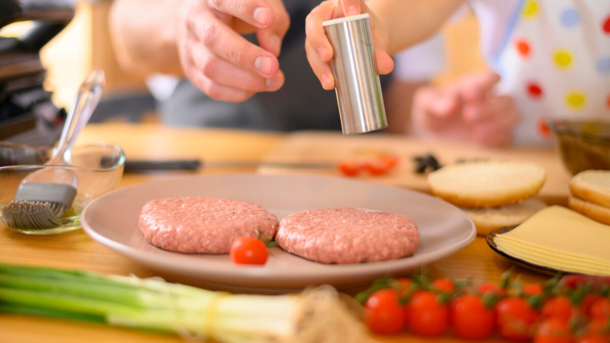 Steaks hachés maison : le choix malin pour maîtriser les matières grasses !