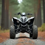 Yamaha Raptor 700 garé sur un chemin de gravier en forêt de pins, vue 3/4 avant grand angle illustrant la réglementation et homologation du quad